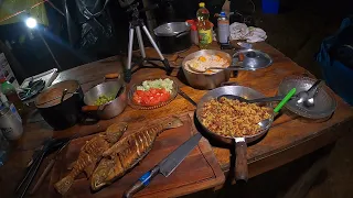 Pescaria e peixe frito no disco de arado no fogão a lenha em nosso acampamento