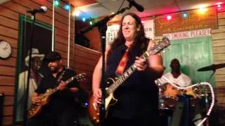 Joanna Connor   Little Wing at Kingston Mines club Chicago august 2014 MOV
