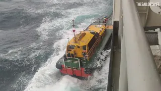 Omg! 😱 Lady pilot disembarked the ship on rough weather