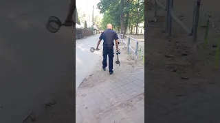 Policjant zabrał mi wykrywacz metali #shorts