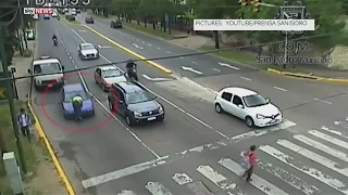 В Аргентине водитель провез полицеского на капоте