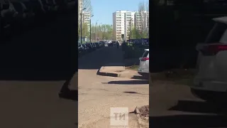 Водитель специально таранит припаркованные машины Набережные Челны