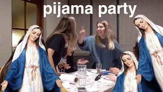 pijamada con un par de virgenes