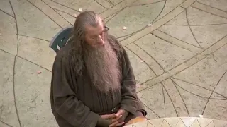 Sir Ian Mckellen falls asleep on stage! (Gandalf)