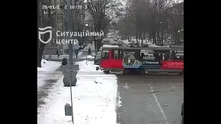 В Днепре на проспекте Яворницкого трамвай №1 сбил женщину