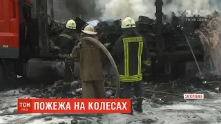 У Запоріжжі під час руху загорілась та вибухнула поштова вантажівка