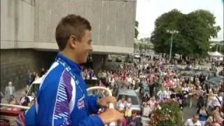 Thousands welcome Tom Daley home