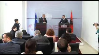 Gjatë konferencës - Avramopoulos i habitur: Sa media ka në Shqipëri? Nuk e kam parë këtë spektakël
