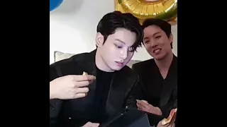 Jungkook looking at screen since vlive was crashing 😢 | bts vlive (4/4/22)