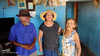 A EQUIPE DO CANAL SERTÃO MAMOEIRO VISITANDO DONA MARIA PEDRO.