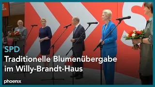 Wahl 2021: Blumenübergabe der SPD im Willy-Brandt-Haus am 27.09.21