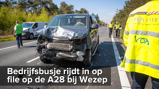 Bedrijfsbusje rijdt in op stilstaande file A28 Wezep - ©StefanVerkerk.nl