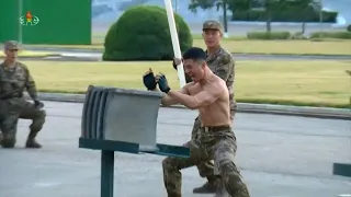 جيش كوريا الشمالية يستعرض مهاراته أمام كيم جونغ-أون | AFP
