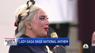 Inauguration Day, Lady Gaga canta l'inno nazionale per Biden e Harris