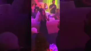 Anahí cantando "Sálvame" na boate Baby'O em Acapulco