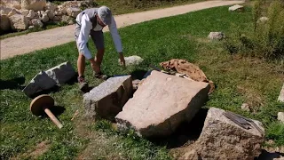 Historisches Handwerk im Geschichtspark Bärnau-Tachov: Granitsteine spalten