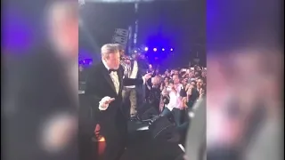 John Travolta baila una canción de 50 Cent en Cannes