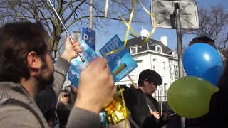 У Нідерландах росіяни виконали гімн України на мітингу біля свого посольства