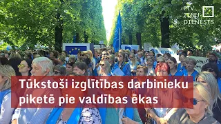 Tūkstoši izglītības darbinieku piketē pie valdības ēkas