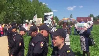 Полиция на слушании по поводу свалки ТБО в Сычево и Щелканово