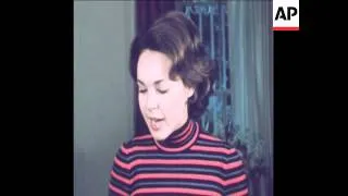 SYND 10-1-74 NIXON'S DAUGHTER JULIE EISENHOWER PRESENTS HIS BIRTHDAY CARDS TO PRESS