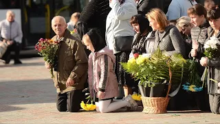 Рівненський майдан на колінах зустрів військовослужбовців