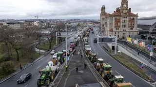 Hundreds of tractors roll into Prague as farmers protest against EU policy