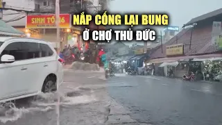 Cống lại bung nắp, nước chảy xối xả trong cơn mưa trắng trời ở Thủ Đức