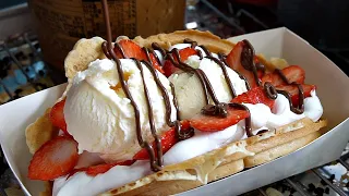 커다란 듬뿍 생크림 와플 - 줄서서 먹는집 -  waffles with whipped cream  / ワッフル - korean street food