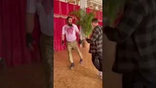 Джейсон Момоа репетирует танец для фильма Нетфликс Страна снов