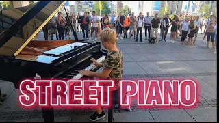 How to attract a crowd in 3 minutes? Street Piano Performance