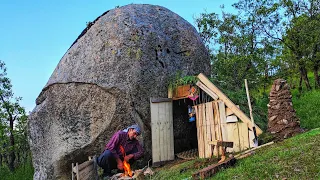 Bushcraft Survival 101: Building a Wooden Shelter Beside a Huge Rock!