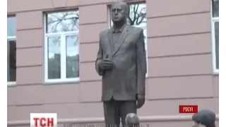 Прижиттєвий пам'ятник Жириновському відкрили у Москві
