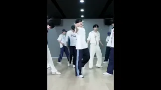 Feel the POP dance practices Sung Hanbin focus