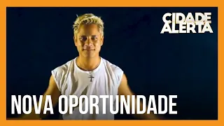 Cantor de sucesso que perdeu tudo para o vício em drogas ganha chance de mudar de vida