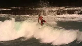 Atleta Greenish Patrick Tamberg durante surf treino em Fernando de Noronha