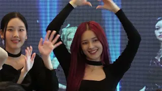 Momoland saludo para sus fans.