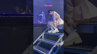 BLACKPINK 10-30-2022 Jennie fixing her shoe #blackpink #bornpink #blackpinkhouston valskih