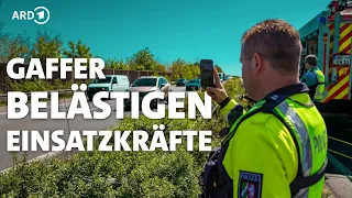 Gaffer und Angriffe auf Helfer gefährden Rettungsarbeiten