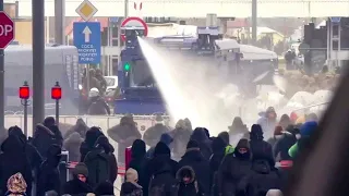 Polnische Polizei setzt Wasserwerfer gegen Migranten an belarussischer Grenze ein