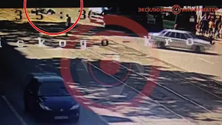 В Днепре на пр. Хмельницкого возле «Терры» мужчина попал под колеса мотоцикла: видео момента ДТП