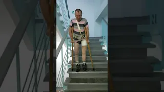 Спуск по лестнице на протезе бедра с помощью двух костылей.