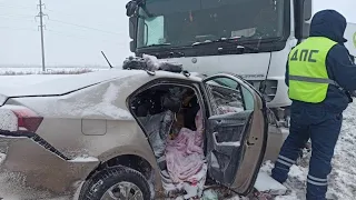 22.01.21. Семья с двумя детьми попали под фуру на трассе М5 в районе Уфы (ДТП, авария)