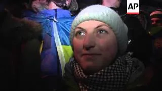 Anti-government protesters in Kiev topple Lenin statue