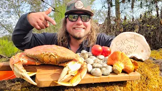 CRABBING From My Kayak! GOURMET Foraged Seafood MEAL!