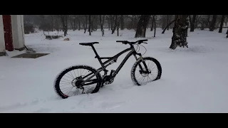 На велосипеде зимой во время снегопада/ Новая Каховка в снегу