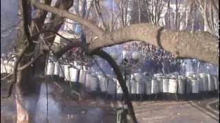 Бої у Маріїнському парку (Київ) 18.02.2014 (покращене відео)