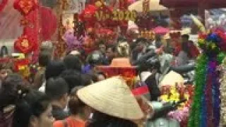 Vietnamese visit market ahead of Lunar New Year