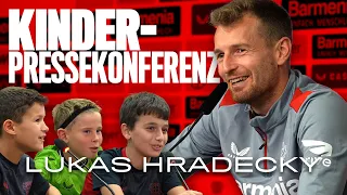 "Ronaldo oder Messi?" 🤔 – "Boniface!" 🤩 | Kinder-Pressekonferenz mit Bayer 04-Kapitän Lukas Hradecky