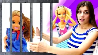 Видео КУКЛЫ: ищем куклу Челси на пляже, ищем в аквапарке, а находим в полицейском участке!